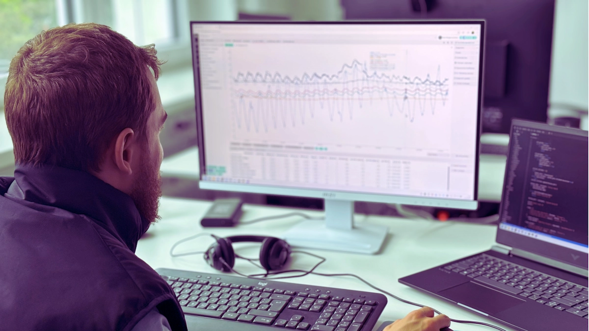Mitarbeiter analysiert Messwertverläufe aus der Produktion in der smartPLAZA